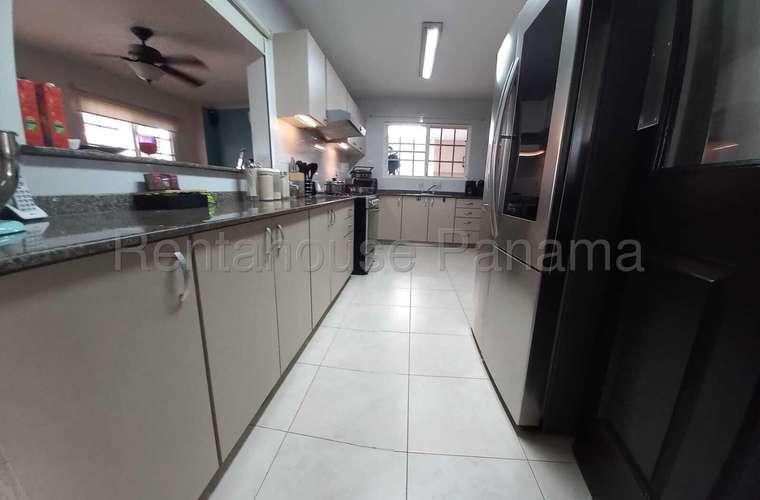 Vendo Casa de 380m2 en Brisas Del Golf Villa Alta 26-2047SRZ