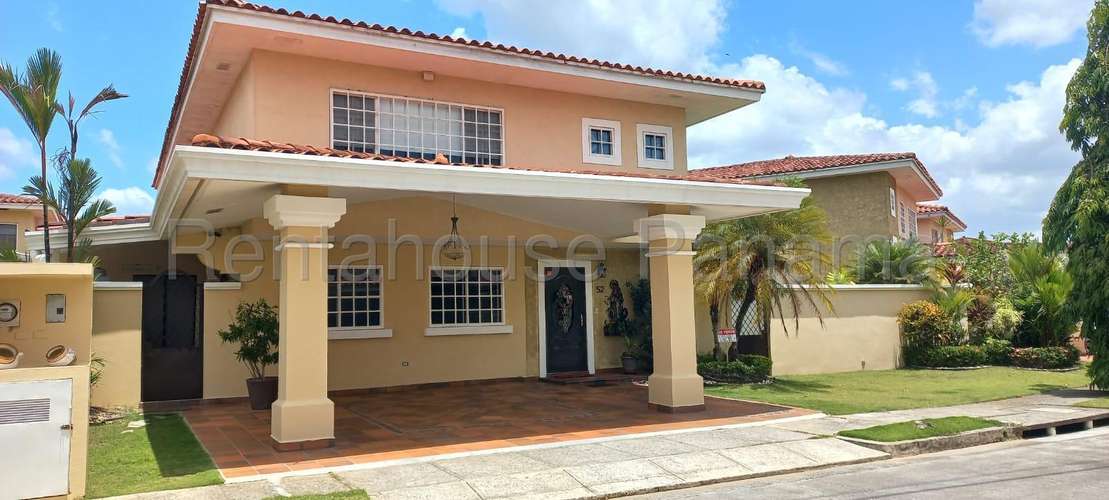 Vendo Casa de 380m2 en Brisas Del Golf Villa Alta 26-2047SRZ