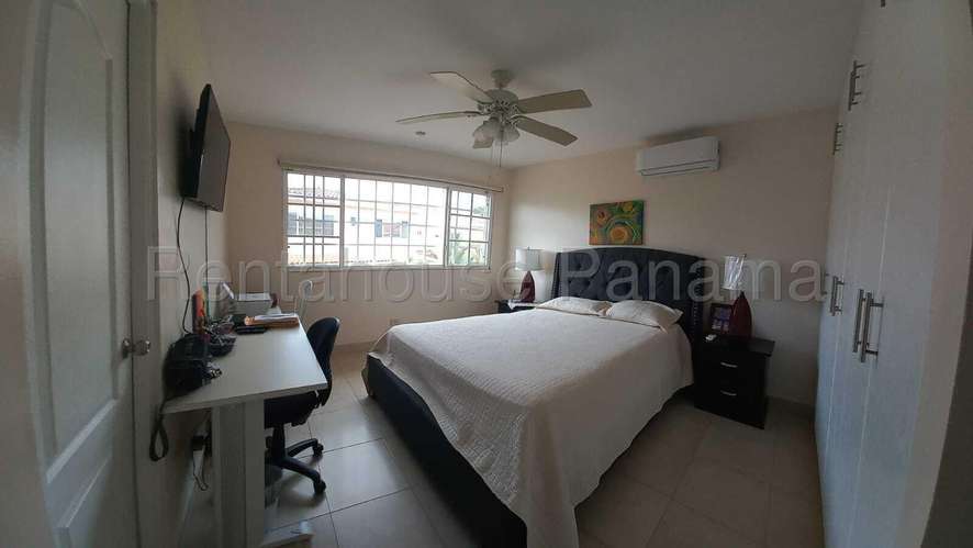 Vendo Casa de 380m2 en Brisas Del Golf Villa Alta 26-2047SRZ