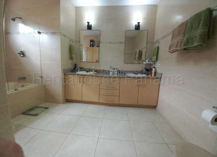 Vendo Casa de 380m2 en Brisas Del Golf Villa Alta 26-2047SRZ