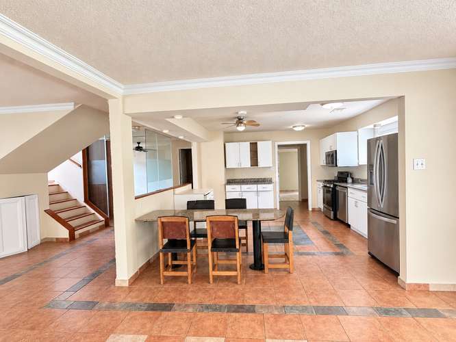 AMPLIA CASA EN CLAYTON CON GRAN JARDIN - Imagen 3