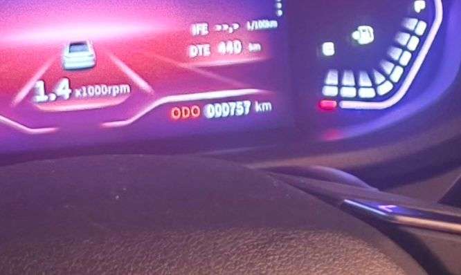Se vende carro con menos de 3 meses de antigüedad 
