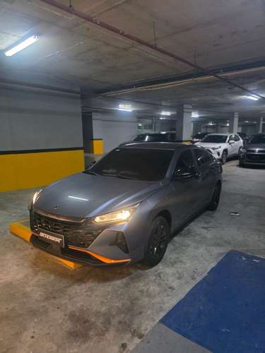 Se vende carro con menos de 3 meses de antigüedad 