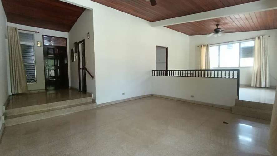 Casa residencial de dos niveles en venta – Urbanización Altos de Betania, Betania | DD - Imagen 2