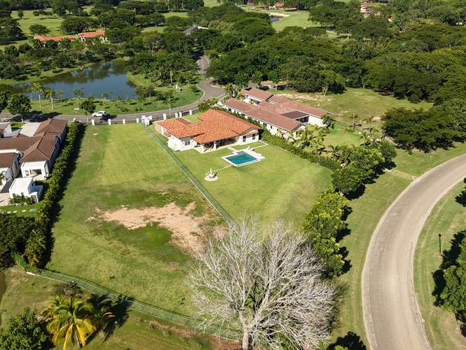 Casa de un 1 nivel con 4 habitaciones en Buenaventura Golf & Beach Resort con Lote de 2000m2 con opción a 4000m2!
