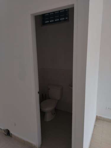 Alquilo Local comercial de 24 m2 con baño - Imagen 4