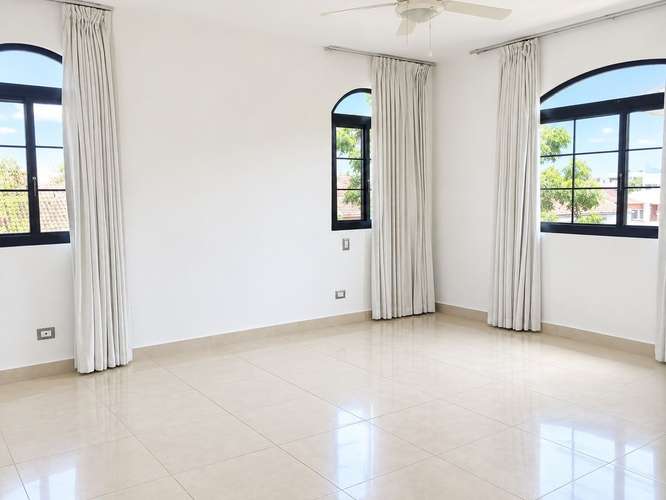 Elegante Residencia Familiar en Doral, Costa Sur - Imagen 3