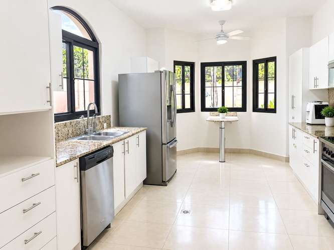 Elegante Residencia Familiar en Doral, Costa Sur