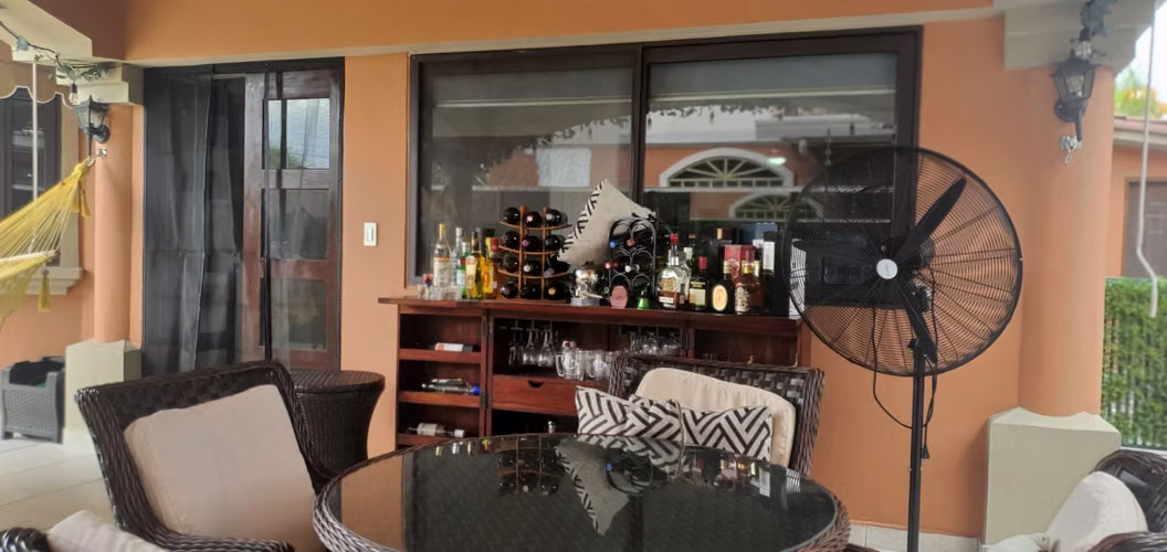 Excelente Residencia Esquina  - Imagen 13