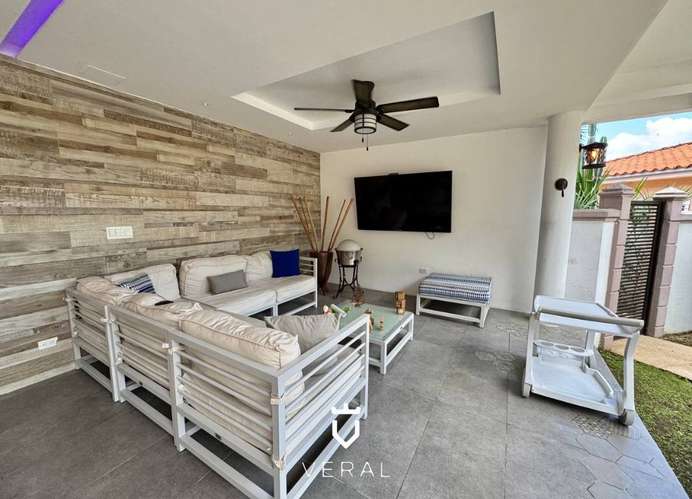 Venta de casa con piscina y jardín paradisíaco en Fuente del Fresno, Altos de Panamá (MM)