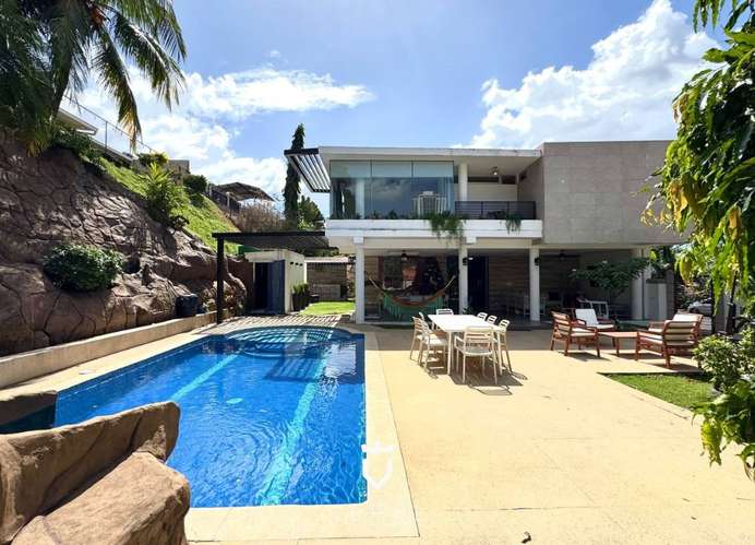 Venta de casa con piscina y jardín paradisíaco en Fuente del Fresno, Altos de Panamá (MM)