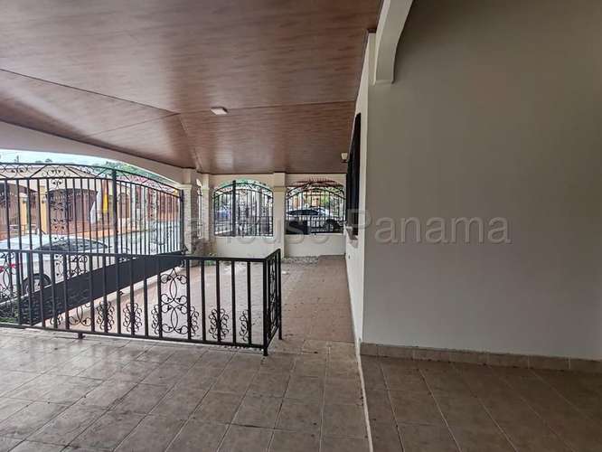 Casa En Venta En Brisas Del Golf YM