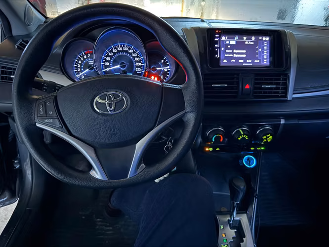 Toyota Yaris 2016 sedán 65mil Km - Imagen 2