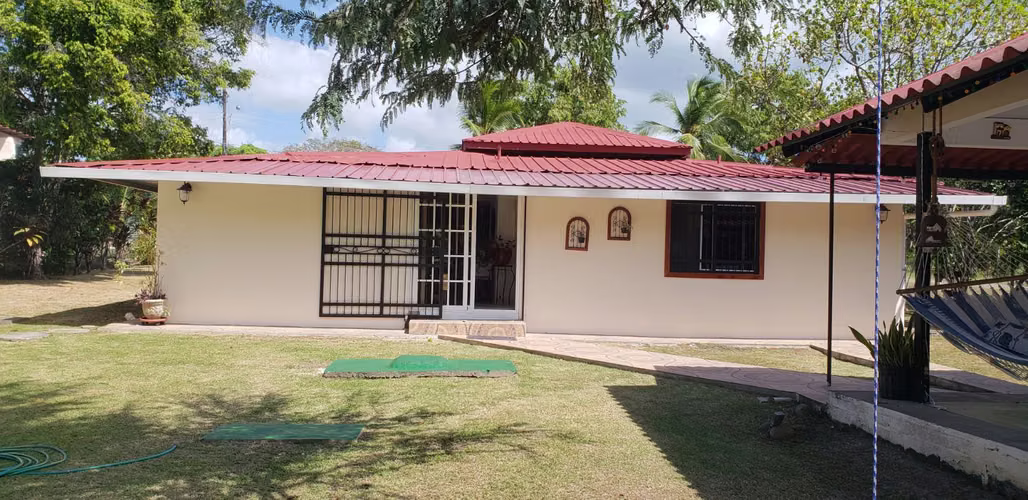 Casa de 2 dormitorios con piscina y amplio jardín en Chame, Panamá Oeste - Imagen 4