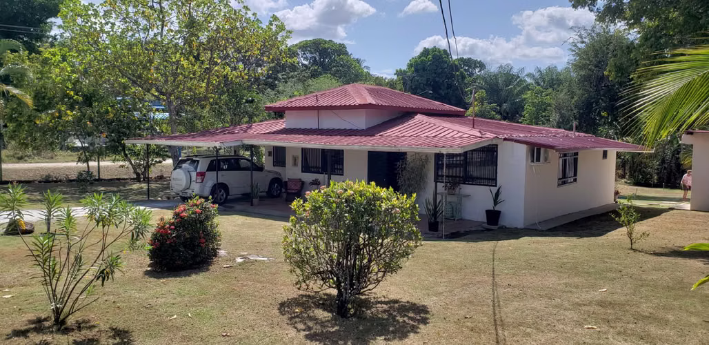 Casa de 2 dormitorios con piscina y amplio jardín en Chame, Panamá Oeste - Imagen 9