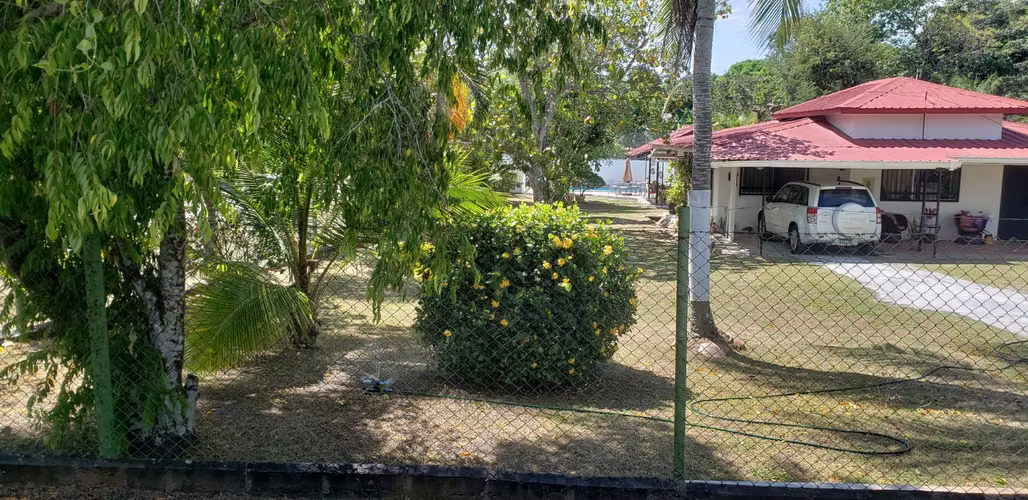 Casa de 2 dormitorios con piscina y amplio jardín en Chame, Panamá Oeste