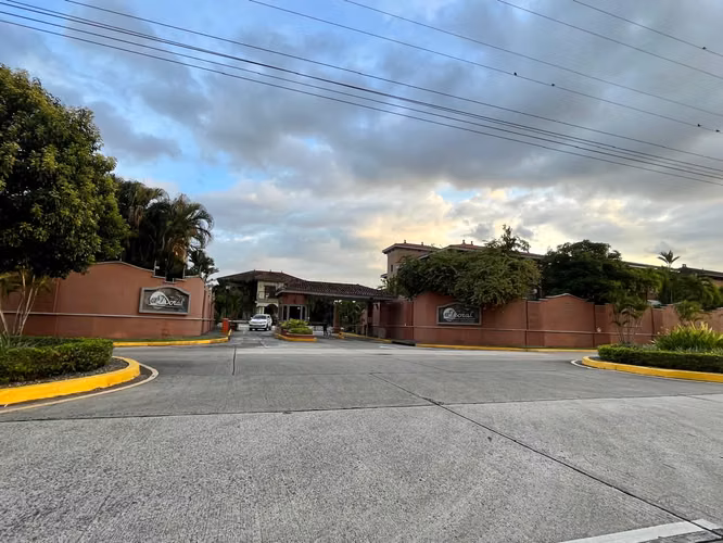 Se Alquila moderna casa amoblada en Res. El Doral - Costa Sur - Juan Díaz. - Imagen 2