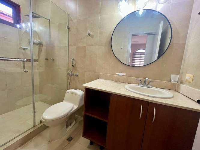 Se Alquila moderna casa amoblada en Res. El Doral - Costa Sur - Juan Díaz.