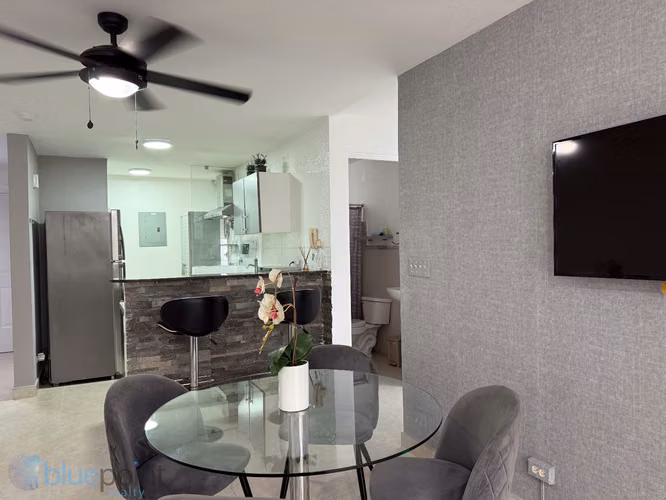 Apartamento  2 recámaras en PH Los Toneles, Vía España: piscina y gimnasio - Imagen 13
