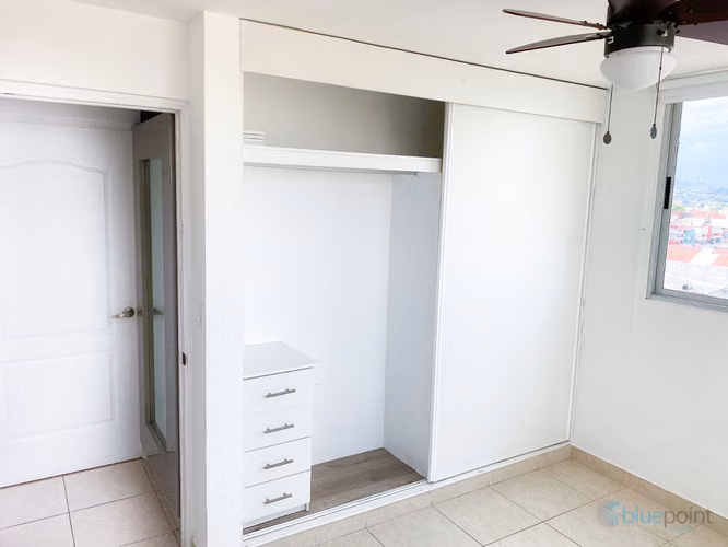 Apartamento  2 recámaras en PH Los Toneles, Vía España: piscina y gimnasio - Imagen 8