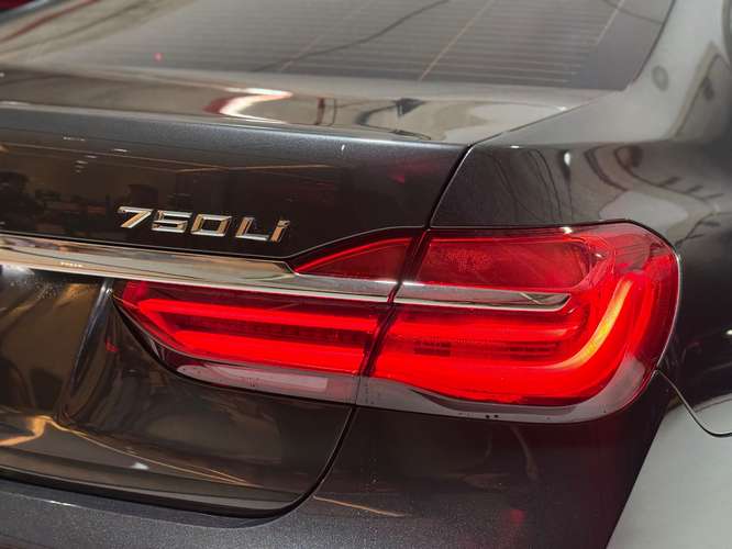 BMW 750Li 2018 - Imagen 9