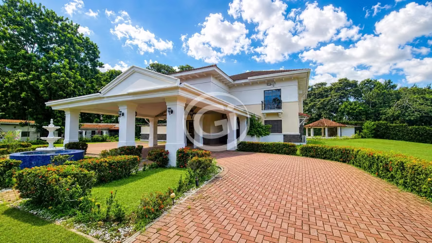 Venta Amplia Casa en Camino de Cruces. 2 pisos. Piscina privada