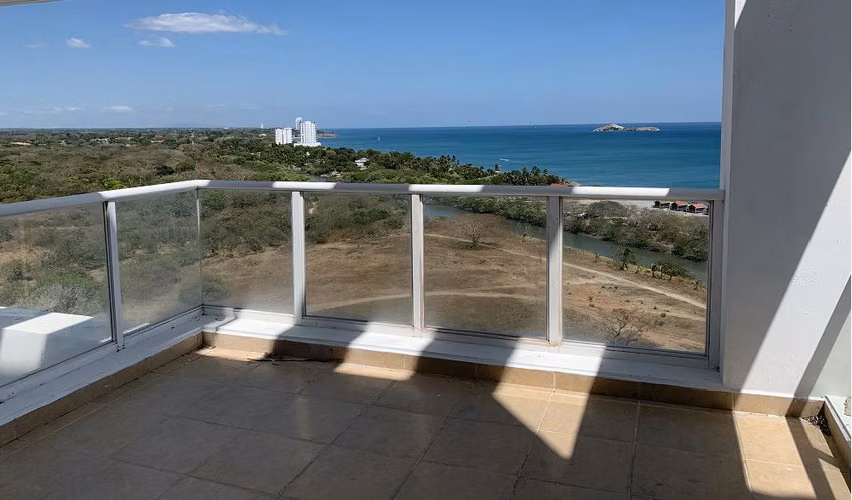 Se alquila Apartamento de tres recámaras en Playa Blanca