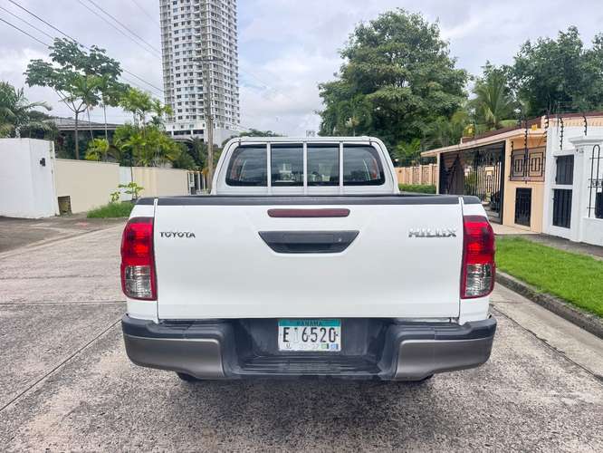 Toyota Hilux 2024 4X4 - Imagen 5