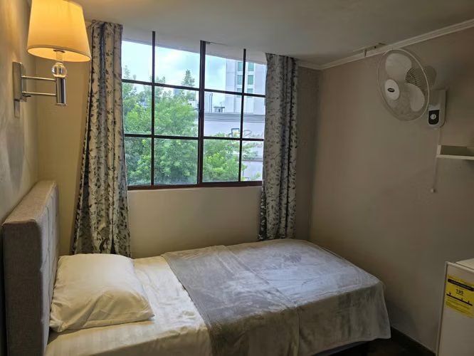 Habitación independiente con cama sencilla y abanico en Obarrio - Imagen 4