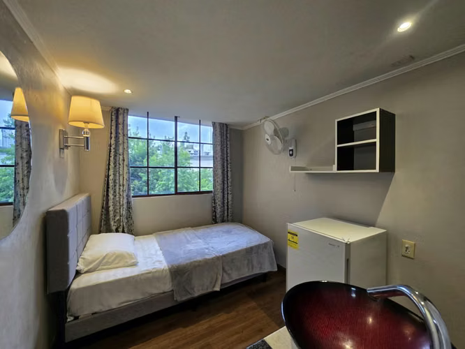 Habitación independiente con cama sencilla y abanico en Obarrio