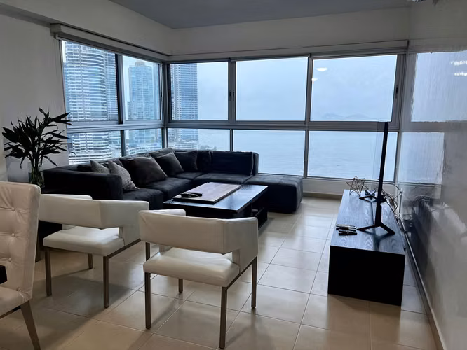 FOR RENT AVE BALBOA FRENTE AL MAR 2 RECAMARAS AMOBLADO