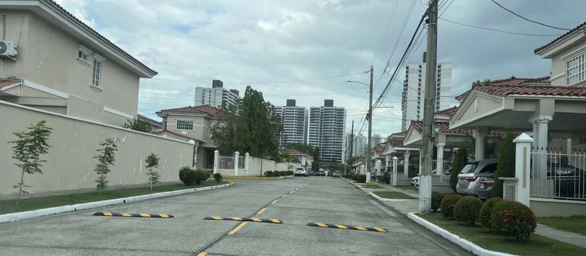 Venta de casa Unifamiliar con piscina en Condado del Rey 