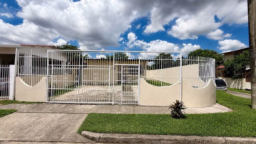 Casa en Venta en La Pulida, Villa Lucre – 298 m² (En Remodelación)