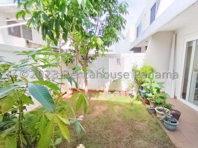 Se Vende Casa en Brisas Del Golf GC23-9188