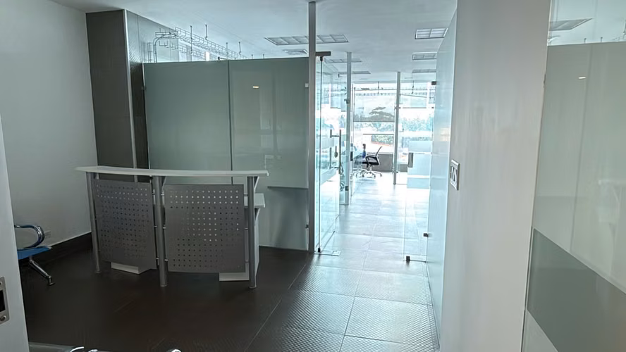 Oficina amoblada en alquiler en Costa del Este con seguridad 24 horas y estacionamiento. VL - Imagen 3