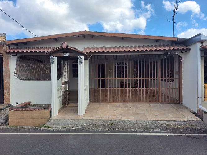 SE VENDE CASA EN VACAMONTE CALLE 7ma 95.000$ negociable 