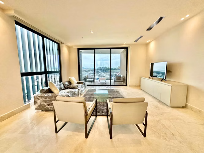 Alquiler exclusivo en Ocean Reef: lujoso apartamento frente al mar en P.H. Casa del Mar