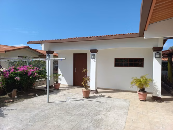 Venta de hermosa y amplia casa con anexo independiente en Penonomé - Imagen 17