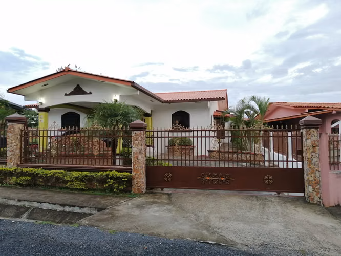 Venta de hermosa y amplia casa con anexo independiente en Penonomé