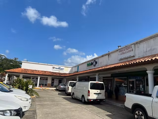 VENDO LOCAL BRISAS DEL GOLF GALERIA POR LA ESTACION EL PUMA 