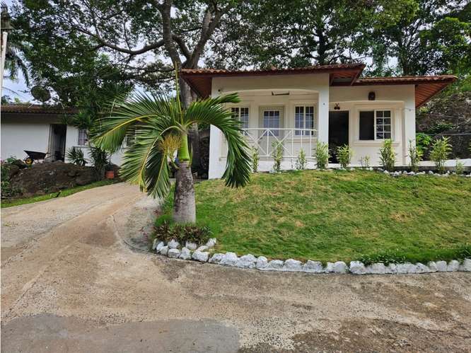 FINCA EN VENTA CON TRES CASAS Y CASA CLUB EN EL ESPAVE