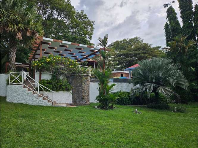 FINCA EN VENTA CON TRES CASAS Y CASA CLUB EN EL ESPAVE