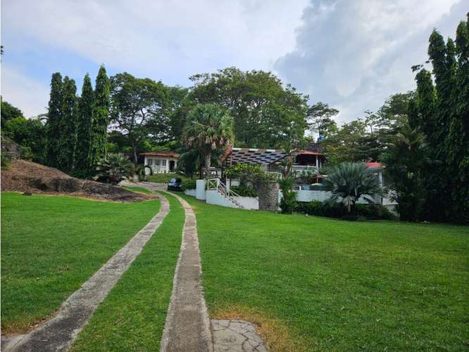 FINCA EN VENTA CON TRES CASAS Y CASA CLUB EN EL ESPAVE