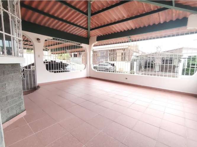 SE VENDE CASA EN VILLA LUCRE