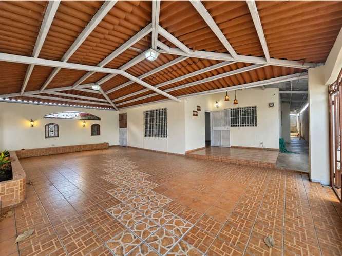 Casa en venta en Praderas de San Antonio con 4 parking G.S - Imagen 3