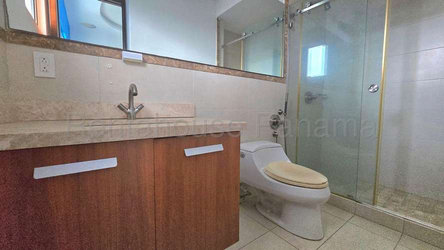 Vendo Apartamento de 484.73m2 en Santa Maria Regent 27-2098SRZ