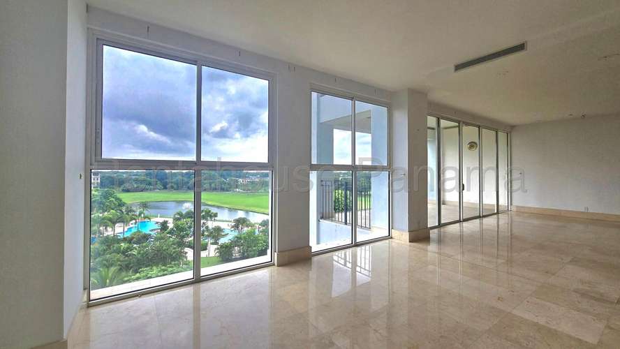 Vendo Apartamento de 484.73m2 en Santa Maria Regent 27-2098SRZ