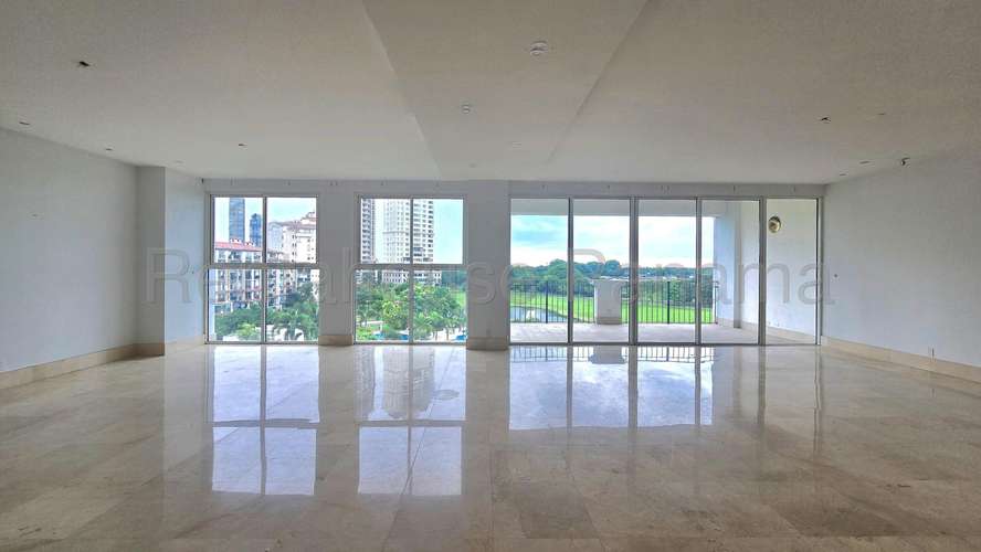 Vendo Apartamento de 484.73m2 en Santa Maria Regent 27-2098SRZ