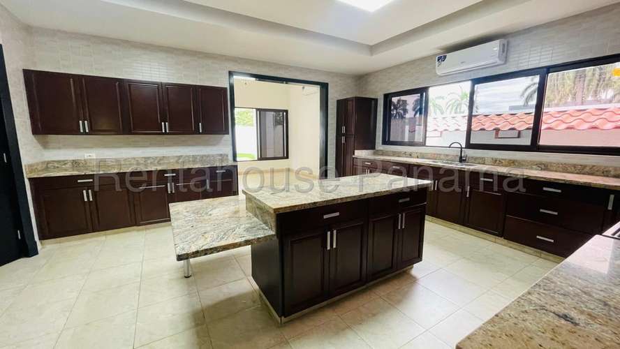 Venta Residencia 4 Recamaras con Piscina 1,045 m2 Costa del Este - ALYC 26-6541