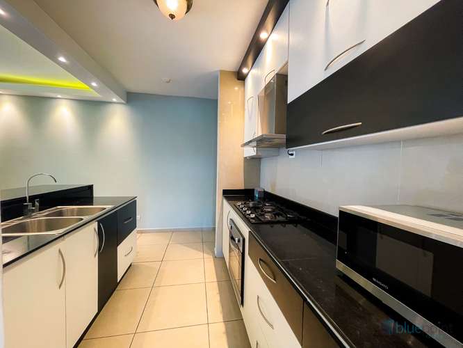 Vendo apartamento de 2 recámaras 3 baños, en Altos del Golf, 2 estacionamientos y balcón - Imagen 4